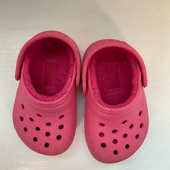 Toddler Pink Fuzzy Crocs - Picture 2 of 5